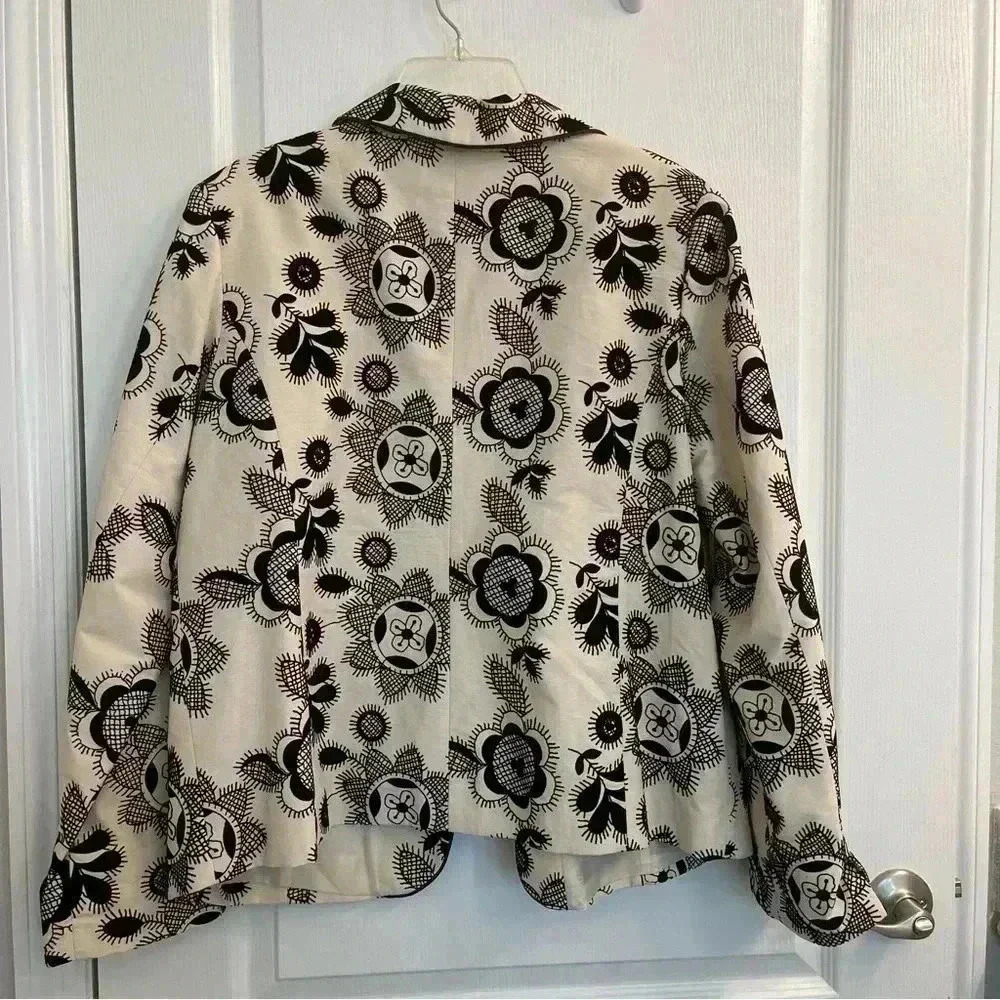 Floral Off White and Black Blazer By Victor Costa - Picture 9 of 10